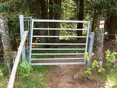 Le sentier du Ballon de Servance passe par des parcs à vaches électrifiés, d'où ces portails